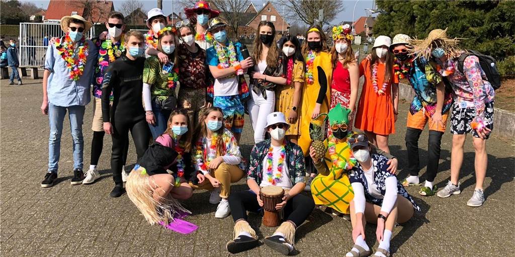 Masken und Kostüme: Mottowoche in Corona-Zeiten am Vredener Gymnasium Wenigstens die Kostüm-Tradition während der Mottowoche dürfen die Vredener Abiturienten auch in Corona-Zeiten aufrecht halten.