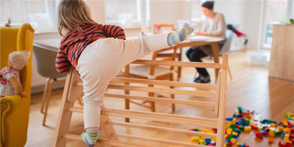 Die drei schrecklichen H: Homeschooling, Homeoffice, Haushalt – Wie schafft man das als Familie? Mama arbeitet, das Kind klettert: Je länger der Lockdown dauert, desto mehr zerrt er an den Nerven. Was kann man tun, um dieselbigen zu behalten? Wir haben mit einer Paar- und Familientherapeutin gesprochen.
