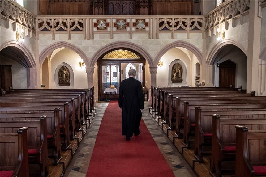 Umfrage: Katholische Kirche hat massiv an Glaubwürdigkeit eingebüßt 39 Prozent der befragten katholischen und evangelischen Kirchenmitglieder gaben an, dass der intransparente Umgang mit Missbrauchsvorwürfen für sie ein möglicher Grund für ihren Austritt wäre.