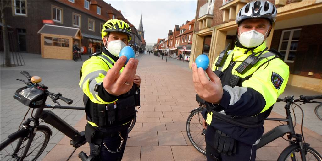 Weniger Unfälle, aber Polizei achtet besonders auf Fahrradfahrer Polizeioberkommissar Jan Tonke (l.) und Polizeikommissar Stefan Benölken haben in der Ahauser Innenstadt Ostereier an die Fahrradfahrer verteilt, die sich an die Verkehrsregeln gehalten haben. Fahrrad- und Pedelecunfälle machen der Polizei im Kreis Borken momentan große Sorgen.