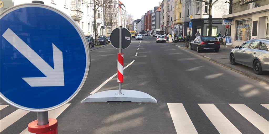 Hier gilt wieder freie Fahrt. Markierungen und Verkehrseinrichtungen sind aber erst einmal nur provisorisch.