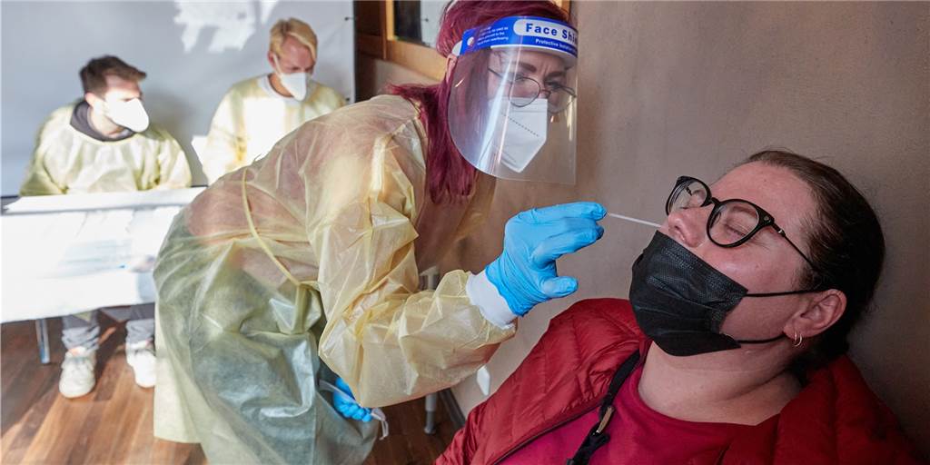 Steigen Dortmunds Corona-Zahlen, weil es mehr Schnelltests gibt? Die Probenentnahme für einen Schnelltest - ein Prozedere, das vergangene Woche 7000 Menschen in Dortmund in einem der zahlreichen Schnelltestzentren über sich ergehen ließen.