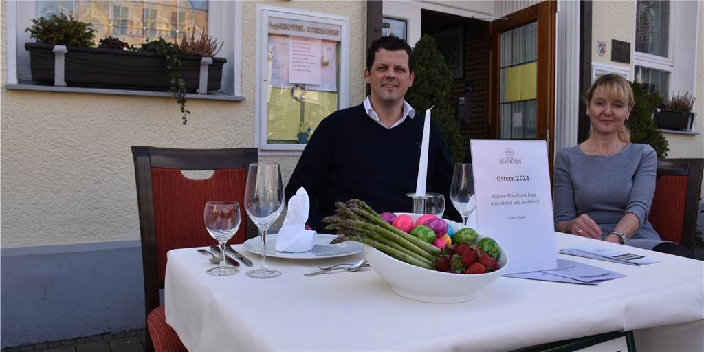 Lamm, Struwen und Spargel: Diese Restaurants in Werne bieten Ostermenüs „to go“ an Thomas Schwert, Küchenchef des Hotels Ickhorn, und Petra Neuhäuser, Serviceleiterin, bewarben ihr Ostermenü mit einem gedeckten Tisch auf der Terrasse. Einige Restaurants in Werne bieten ein Ostermenü für Daheim zu den Feiertagen an.