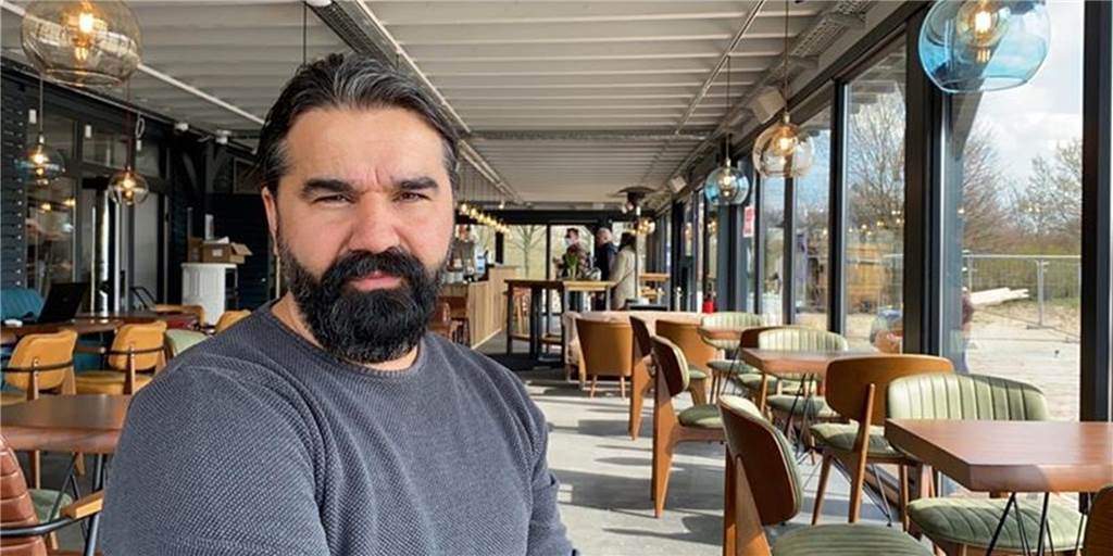 Café Seepark eröffnet trotz Corona: „Wird ein kleiner Urlaubsersatz sein“ Inhaber Okay Sen im Wintergarten des neuen Seepark Cafés. Noch können Gäste Speisen und Getränke nur zum Mitnehmen bestellen. Sobald Corona es zulässt, soll sich das ändern.