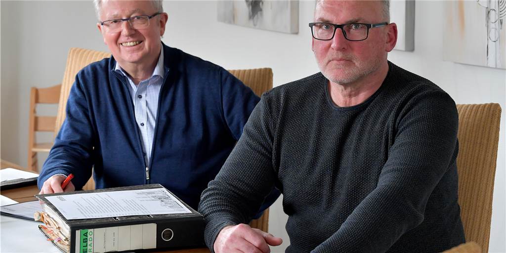 Abschied vom Steag-Kraftwerk Lünen - ohne Tränen, aber mit einer Sorge Klaus Schwarze (l.) und Roger Schmidt: ehemalige Kollegen vom Kraftwerk Lünen. Die Sprengung erst von Schornsteine und Kesselhaus und dann von Pumpenhaus, Bunkerschwerbau und Rauchgasentschwefelungsanlage verfolgen sie mit besonderem Interesse.