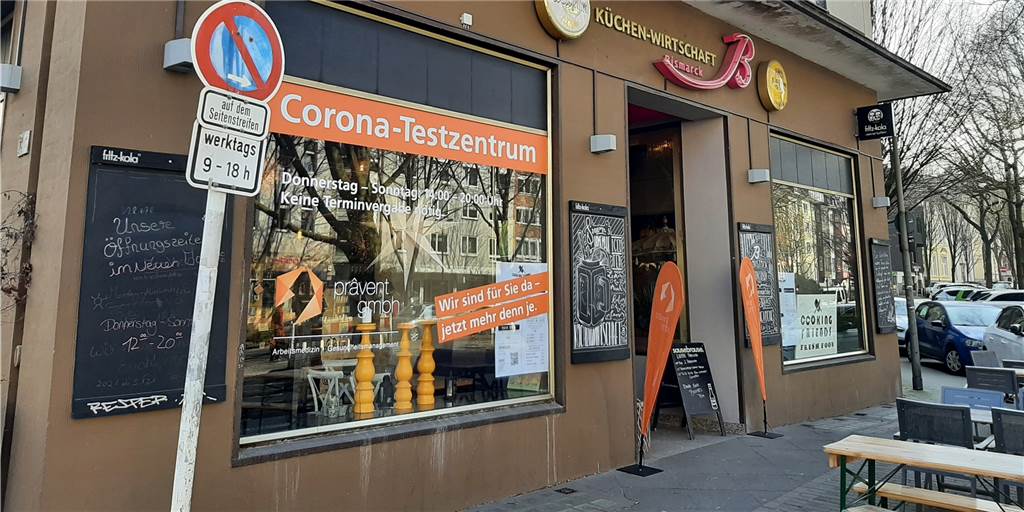 Testzentrum im Café: „Sollte man da machen, wo auch die Leute sind“ Außenwerbung für das neue Corona-Testzentrum im Café Bismarck.