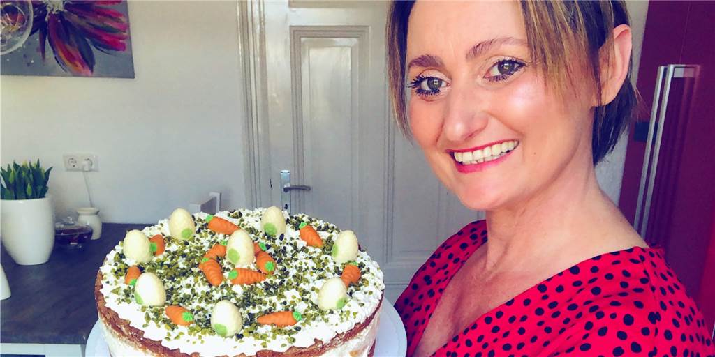 Leckere Pfirsich-Schmand-Torte zu Ostern – so einfach geht‘s Für Ostern hat Backbloggerin Angie in diesem Jahr das alte Rezept einer Mandarinen-Schmand-Torte in eine Pfirsich-Schmand-Torte verwandelt.