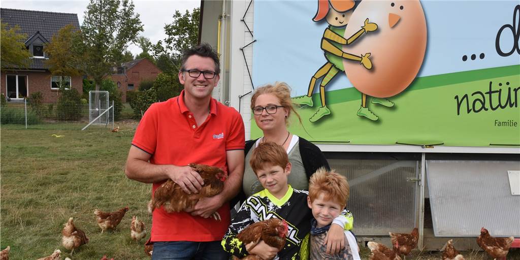 Geflügelpest in NRW: Hof Spinne bereitet sich vor auf Stallpflicht Petra und Richard Balster-Spinne und ihre beiden Söhne vor zwei Jahren. Damals hatten sie das Hoffest vorbereitet. Dann kam Corona. Und jetzt müssen sie sogar die Hühner einsperren.