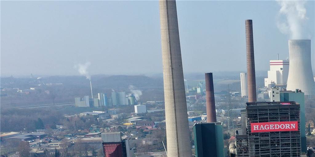 Sprengung am Steag-Kraftwerk Lünen: Zwei Schornsteine bleiben stehen Sprengung am Steag-Kraftwerk Lünen: Zwei Schornsteine bleiben stehen
