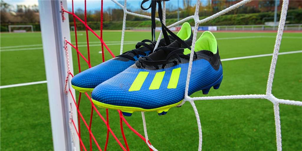 Inzidenz über 100 im Kreis Unna: Dürfen die Kinder trotzdem weiter Fußball spielen? Aktuell können die Jugendfußballer noch die Fußballschuhe schnüren.