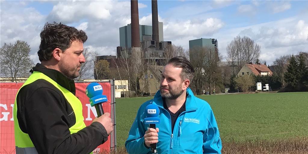 Sprengmeister André Schewcow (l.) im Interview mit Daniel Börger von den RN.