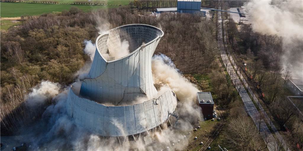 Sprengung des Steag-Kraftwerkes: Ein Tag zwischen Warten und Hektik Der Schlusspunkt des Sprengtages in Lünen: Am Sonntag (28. März) fiel nach Schornstrein und Kesselhaus auch der Kühlturm in sich zusammen.