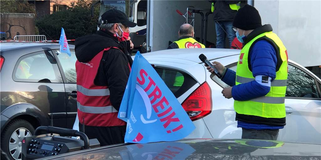 Verdi bestreikt gleich mehrere Tage Amazon in Werne Ende November 2020 organisierte Verdi in Werne einen Auto-Streik gegen Amazon auf dem Solebadparkplatz.