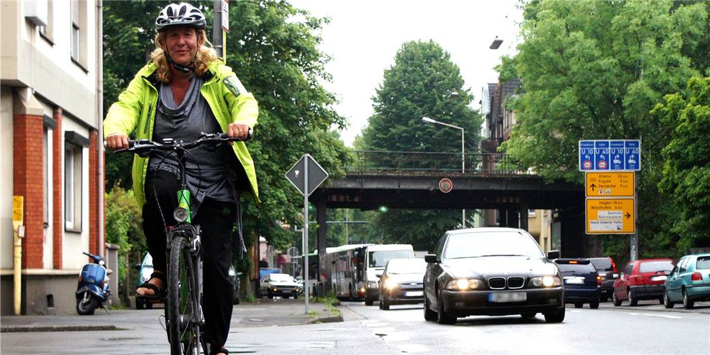 App warnt vor Gefahrenstellen im Straßenverkehr: Hier wird es brenzlig Monika Rosenthal setzt sich im ADFC für die Belange von Schwerter Radfahrern ein. Jetzt hat sie die ersten Schwerter Gefahrenstellen im Internet markiert.