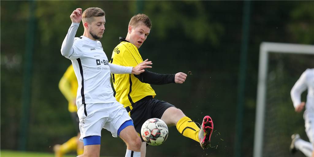 Drei Führungsspieler gehen: Wer leitet nun die Mannschaft beim SC Capelle? Stefan Möer (r.) hängt im Sommer die Fußballschuhe an den Nagel.