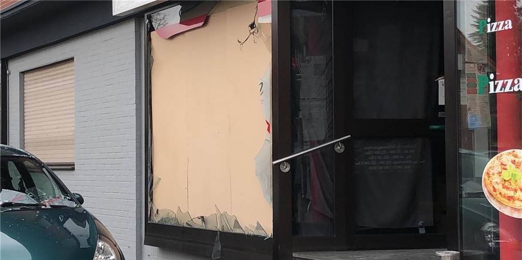 Nach Feuer in Lippramsdorf: Brandermittler begutachten Unglücksort Das rund 30 Quadratmeter große Ladenlokal in Lippramsdorf neben der Pizzeria Amore war zuletzt umfangreich renoviert worden. Hier sollte in Kürze eine Neueröffnung gefeiert werden. Ein Lippramsdorfer Ehepaar, Nicole und Torsten Barz, will an dem Standort eine Postfiliale und einen Kiosk unter anderem mit Zeitschriften und Zigaretten betreiben. Eröffnung sollte am 19. April sein.
„Wir haben in den letzten Wochen viel Herzblut in die Renovierung des Ladenlokals gesteckt“, sagt Torsten Barz gegenü