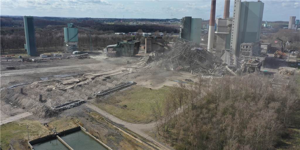 Altes Steag-Kraftwerk: Hagedorn kündigt die nächste Sprengung an Das ehemalige Steag-Kraftwerk nach der Sprengung. Rechts im Bild sind das Kesselhaus und die zwei Schornsteine zu sehen, die noch gesprengt werden müssen.