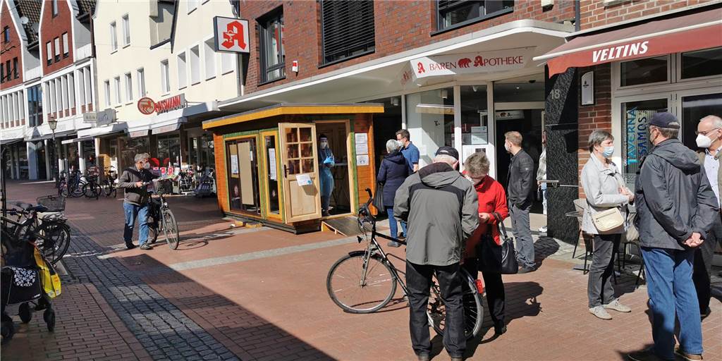 Mehr Corona-Schnelltests in Haltern: „Kein Freifahrtschein fürs Bummeln“ Das Testzentrum an der Bären-Apotheke am Montagnachmittag.