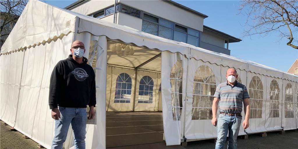 Mit Video: Die Corona-Testzentren in Südlohn und Oeding sind bereit Thomas Ostendarp (l., Gaststätte Zum Dornbusch Vreden) und Jochen Terbeck (Westmünsterland Events Stadtlohn) betreiben zusammen die Teststellen in Oeding am Rathaus (Bild) in Südlohn am ehemaligen Vereinshaus, in Vreden im ehemaligen Ladenlokal Mümken am Domhof sowie noch eines in Borken.