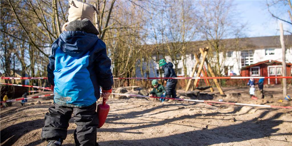 Eltern über Aussetzen der Kita-Gebühren: „Mit zweierlei Maß gemessen“ Nachdem im Januar die Elternbeiträge für die Kita-Betreuung ausgesetzt war, fordern Eltern, die ihre Kinder derzeit Zuhause betreuen, erneute ähnliche Maßnahmen. (Symbolbild)