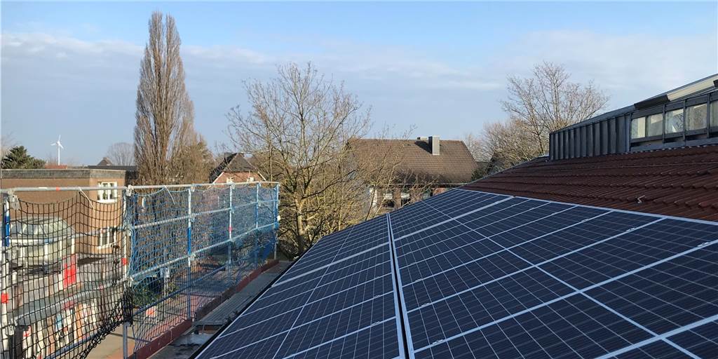 Raesfelder Rathaus holt sich den Strom vom Dach Die ersten Solar-Module sind bereits auf dem Raesfelder Rathausdach installiert.