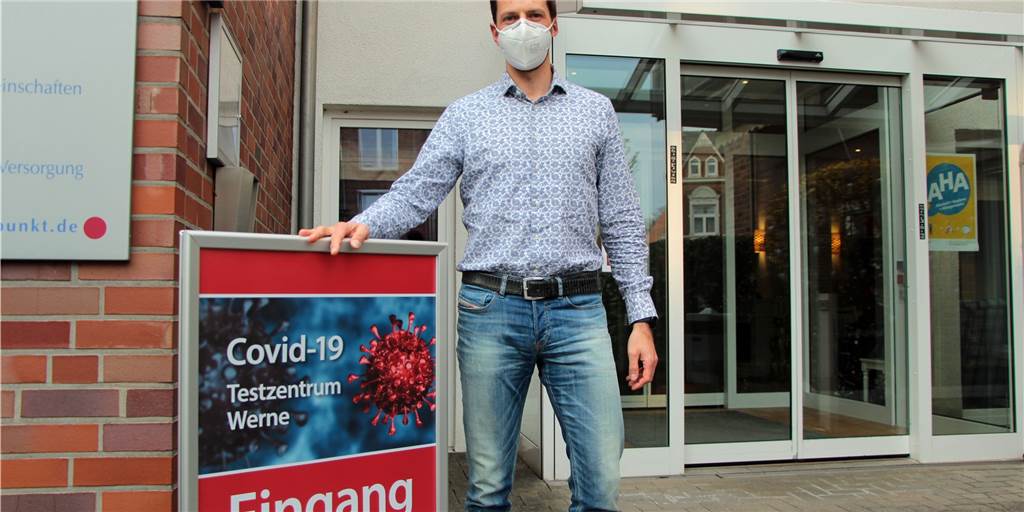 Corona-Test ohne Online-Termin? Auch über Ostern ist das in Werne möglich Einrichtungsleiter Daniel Weigert am Eingang zum Corona-Testzentrum in den Räumen des Pflegedienstes Jakubke am Schwanenplatz/Salinenpark.