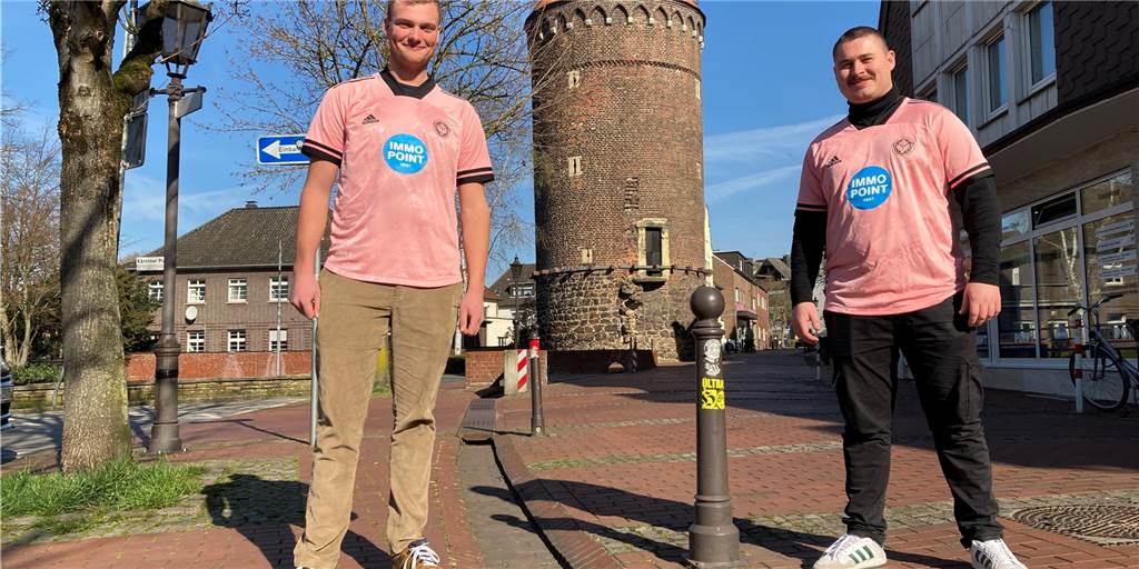 Neues vom ETuS III: Zukunftsplanung, Trainer-Unterstützung und ein Zugang Mit ihren pinken Trikots fallen die Akteure des ETuS Haltern III, hier Johannes Gerding (l.) und Moritz Graf (r.) meist schnell auf.