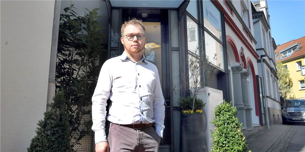 Rienhöfer rechnet mit der Notbremse ab: „Wieder eine Hürde, wieder keine Infos“ Augenoptikermeister Peter Rienhöfer ist genervt von den neuen Shopping-Regeln, die mit der „Notbremse“ am Mittwoch eingeführt werden.