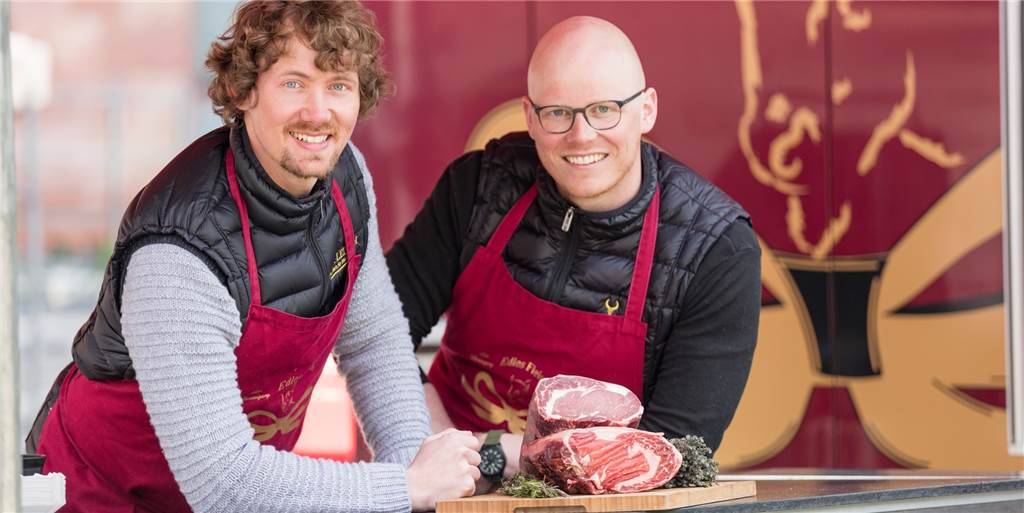 Lüdinghauser Fleischkenner haben die Märkte im Ruhrgebiet erobert Simon Schräder (l.) und Philipp Burkert und ein paar Lieblingsstücke von "Edles Fleisch" am Marktwagen.