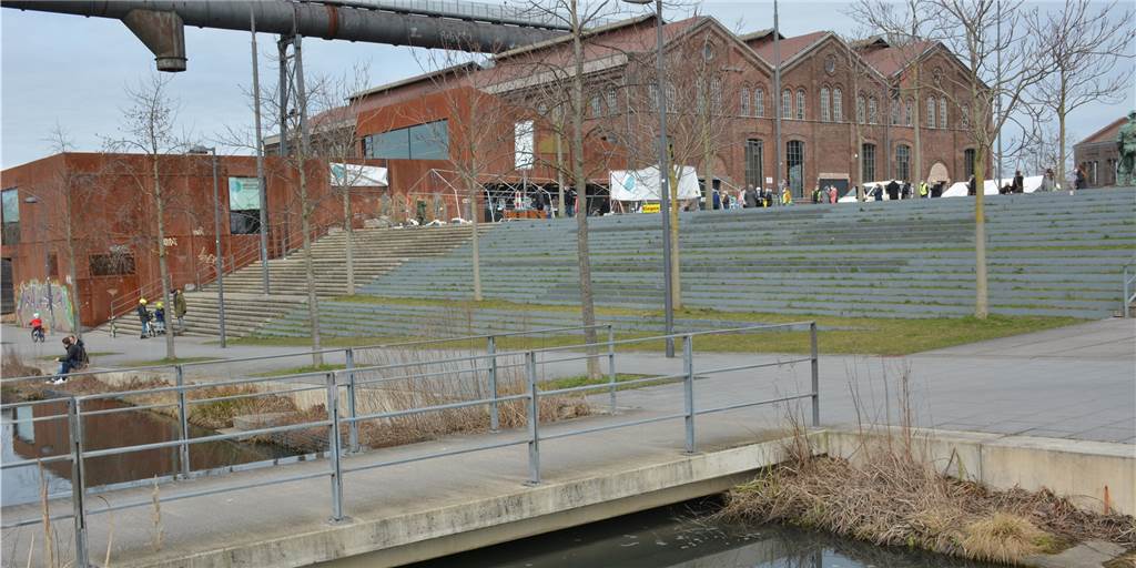 Was der erneute Astrazeneca-Impfstopp für Dortmund bedeutet Die Warsteiner Music Hall auf dem Phoenix-West-Gelände in Hörde ist zum Impfzentrum umfunktioniert worden.