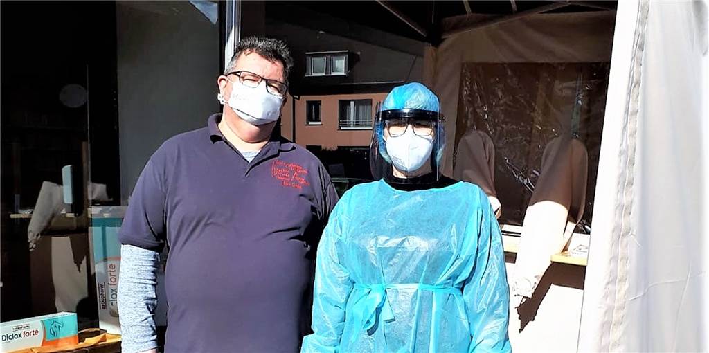Für ihren Einsatz im Test-Zelt müssen sich die Apotheken-Mitarbeiter komplett vermummen. Unser Foto zeigt Apotheken-Inhaber Frank Grote und seine Angestellte Sabine Janke.
