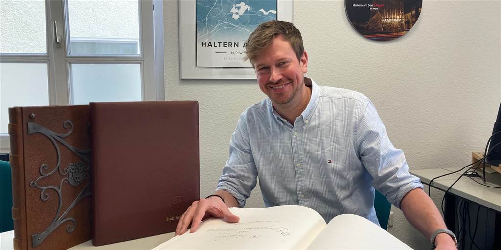 Von Merkel bis Höwedes: Das Goldene Buch der Stadt Haltern Bernd Bröker, Leiter der Stadtagentur, wacht über die Goldenen Bücher der Stadt Haltern.