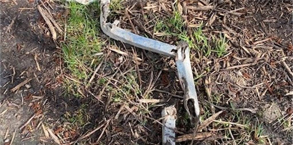 Zerstörte Sitzbank am Ostholtweg in Stockum - das steckt dahinter Selbst das Metallgestell der Sitzbank wurde zerstört.