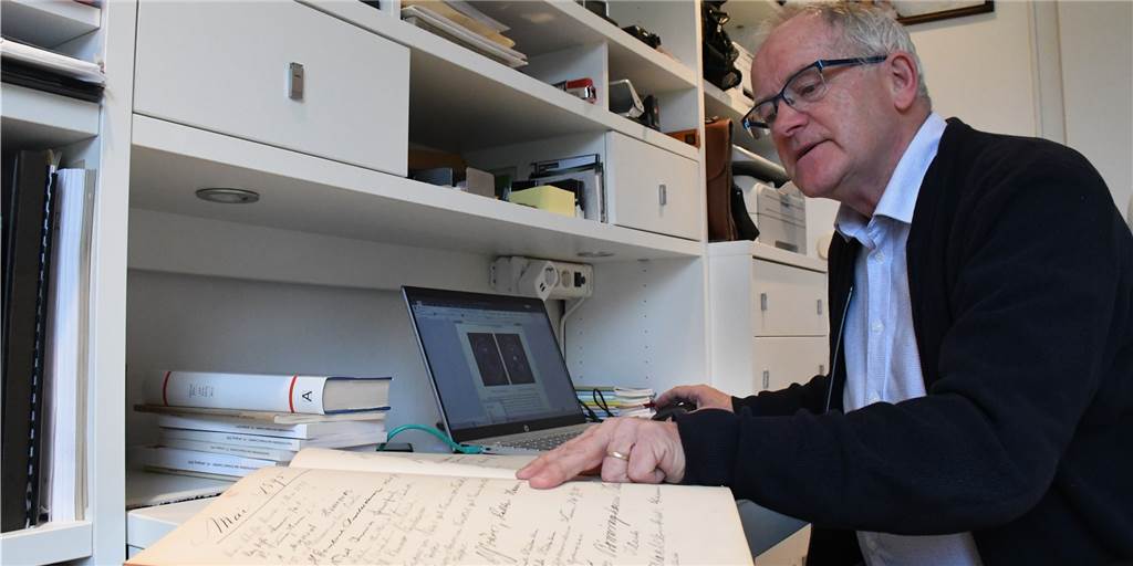 1000 Jahre Nordkirchen: Das Buch zum großen Jubiläum entsteht Hubert Kersting bei der Arbeit: Für das neue Buch zum 1000-jährigen Jubiläum hat er viele historische Unterlagen gewälzt.