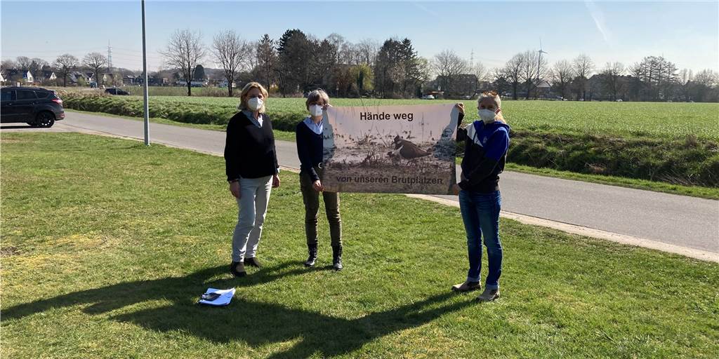 Bürgerinitiative will sich weiter gegen die neue Feuerwache wehren Monika Stratmann (v.l.), Barbara Peuler und Ute Riedel-Kolbe machen sich auch Sorgen um die Kiebitze, die auf dem favorisierten Feuerwachen-Grundstück zu Hause sind.