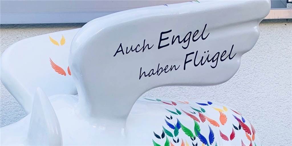 Ein geflügeltes Nashorn für einen kleinen Engel: Erinnerung an Melih (4) Auf dem Nashorn sind viele bunte Flügel.