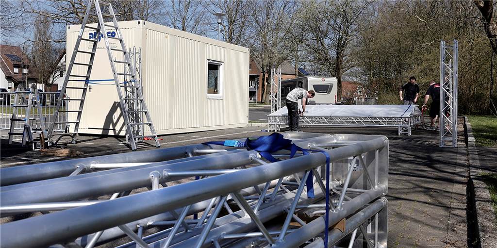 Drive-In-Testzentrum an der Halterner Seestadthalle öffnet Das Corona-Schnelltestzentrum an der Seestadthalle wurde am Mittwoch aufgebaut.