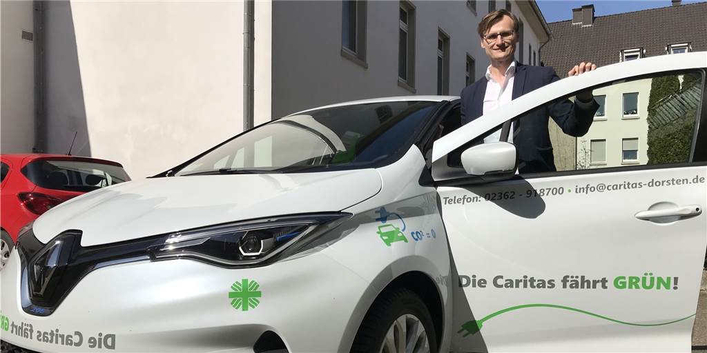Satter Förderzuschuss: Caritas in Dorsten setzt jetzt auf E-Fahrzeuge Patrick Domin (stellvertretender Leiter des Dorstener Caritasverbandes) präsentierte eines der Bundesmittteln geförderten Elektro-Autos.