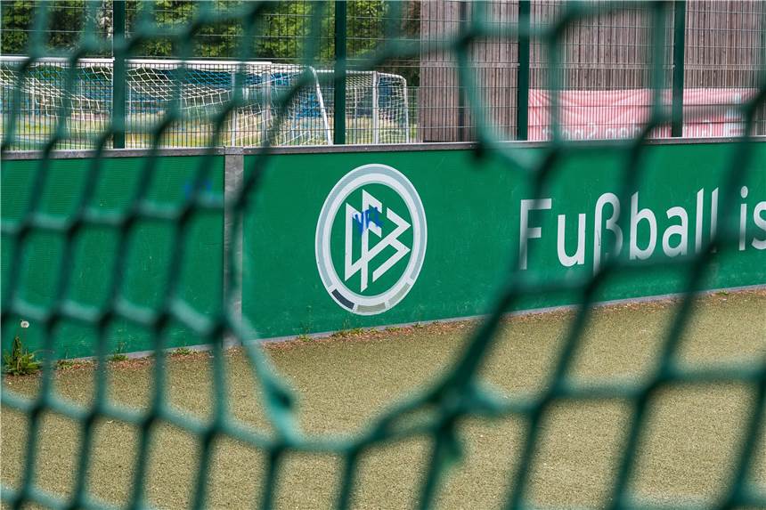 DFB-Arzt fordert Öffnung des Sports für Kinder und kritisiert die Politik DFB-Arzt fordert Öffnung des Sports für Kinder und kritisiert die Politik