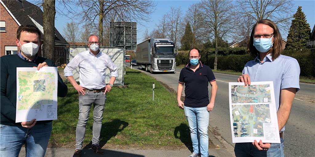 Erst nach Blindgängern suchen, dann die neue Wasserleitung legen Stehen dort, wo nach Ostern die Straße wegen Bauarbeiten für die neue Wasserleitung der SVS gesperrt wird (v. l.) Bauleiter Marcus Mußenbrock und Geschäftsführer Karsten Sieger von der Baufirma Tillmann, Ordnungsamtsleiter Matthias Lüke und Norman Sladeczek von den SVS-Versorgungswerken.