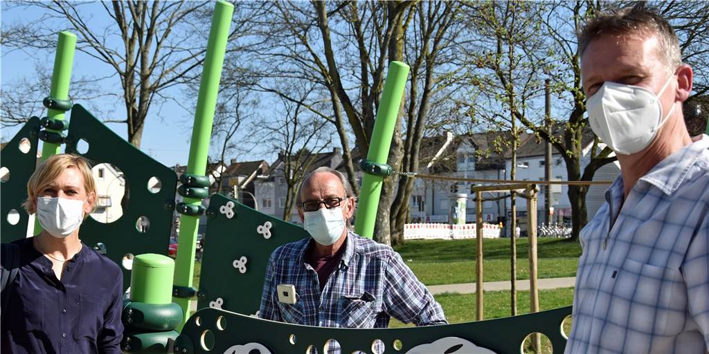 Neuer Spielplatz öffnete im Dortmunder Osten - und wurde gleich wieder geräumt Susanne Volkwein, Hartmut Monecke und Daniel Binder haben zum neuen "Spielband" an der Dorfstraße beigetragen.