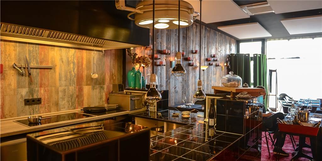 Bochumer Restaurant um Star-Sommelier aus Dortmund setzt auf die Fünf Das kleine Restaurant FIVE in Bochum. Im vorderen Bereich fällt vor allem die die offene Küche unter der OP-Lampe auf.