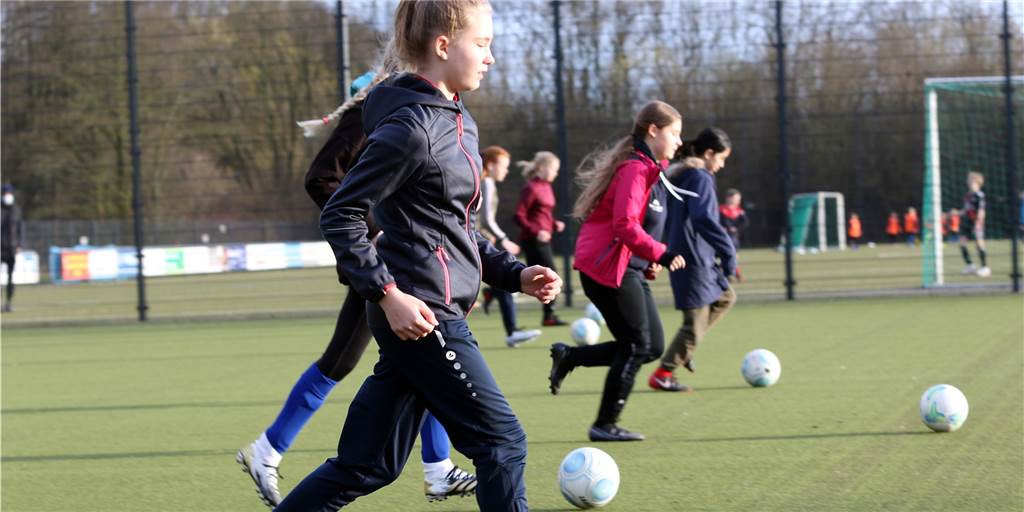 Wirrwarr im Kreis Unna: Werner SC stellt Jugendtraining ein - oder doch nicht? Nach fünf Monaten Lockdown trafen sich die Mädchen der D-Jugend wieder zum Training.