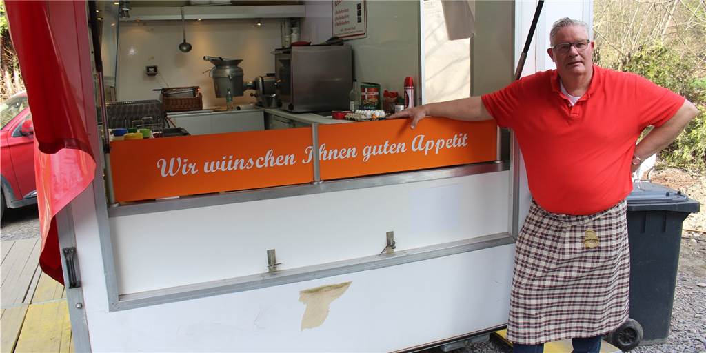 Rüdiger Hornig ist wieder da: Diesmal gibt‘s Würstchen vom Grill Mit einem neuen Stand startet Rüdiger Hornig in die Saison. Auf dem Hof vor seiner Wohnung gibt es jetzt jetzt Würstchen.