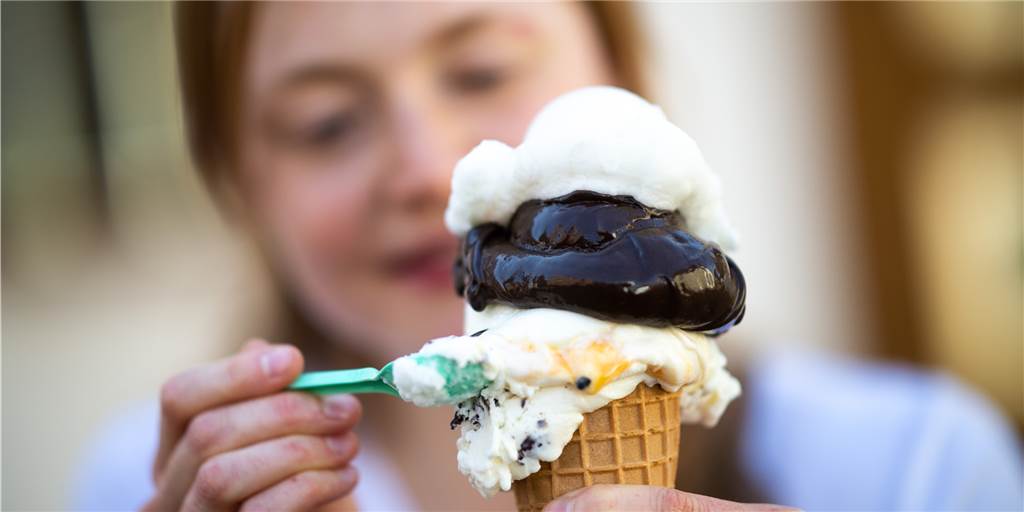 Eis essen kann in Dortmund teuer werden: „Für Kinder gelten keine Ausnahmen“ Bei Eisverzehr im Freien gilt es Regeln zu beachten, wenn Hörnchen oder Becher aus der Eisdiele kommen.