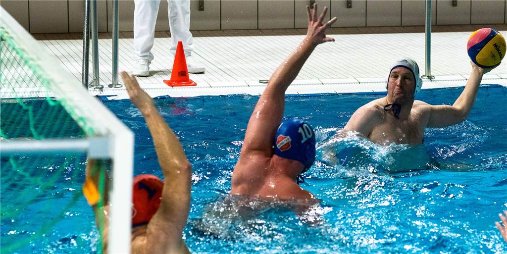 Vredener Wasserballer wollen „einfach nur mal wieder ein paar Bahnen ziehen“ Eine Spielszene aus dem Dezember 2019. Seit über einem Jahr ruht nun der Spielbetrieb bei den Wasserballern. Echte Perspektiven gibt es noch keine.