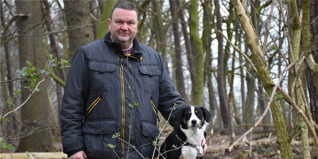 Nicht Blockwart oder Umweltpolizei – sondern Wächter der Landschaft Landschaftswächter Jürgen Tegeler mit seiner Hündin Mia: Täglich drehen sie wenigstens einmal eine Runde durch den Oedinger Busch. Auch sonst kennen sie fast jede Ecke des Orts.