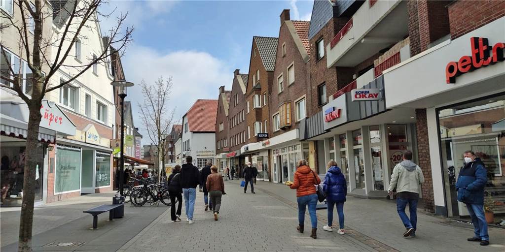 Schnelltest, Shopping, Lebensmittel - So ist die Lage in Werne an Karsamstag Ostersamstag in der Werner Fußgängerzone: Viele nutzen die Gelegenheit, um Einkäufe zu erledigen oder sich testen zu lassen.