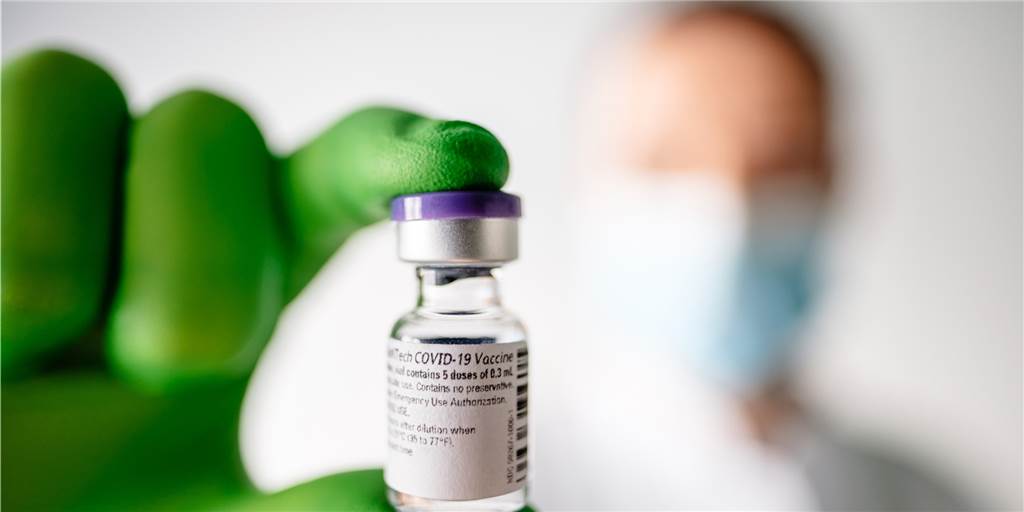 Castrop-Rauxeler Apotheker beliefern Hausärzte mit Corona-Impfstoffen Diese Impfstoff-Fläschchen von Biontech werden nach Ostern von den Apotheken vor Ort in die Hausarztpraxen geliefert.