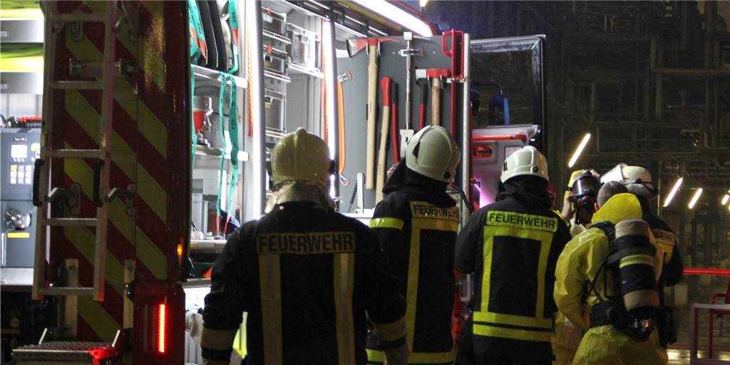Feuerwehrleute in Castrop-Rauxel sollen jetzt gegen Corona geimpft werden Feuerwehrleute im Einsatz. Jetzt sollen alle Feuerwehrkräfte im Kreis Recklinghausen gegen Corona geimpft werden.